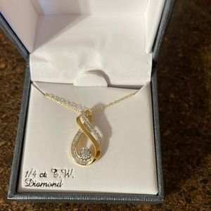 Never worn before! Perfect gift for a loved one! Perfect condition. box included